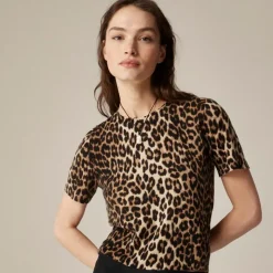 Featherweight cashmere shrunken T-shirt in leopard