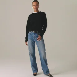 Mid-rise relaxed straight jean