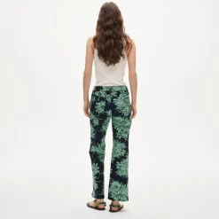 Petite Charley kickout cropped jean in pineapple garden print