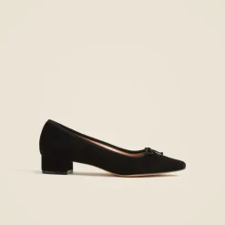 Pointed-toe pumps in suede
