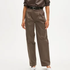 Wide-leg pleated pant